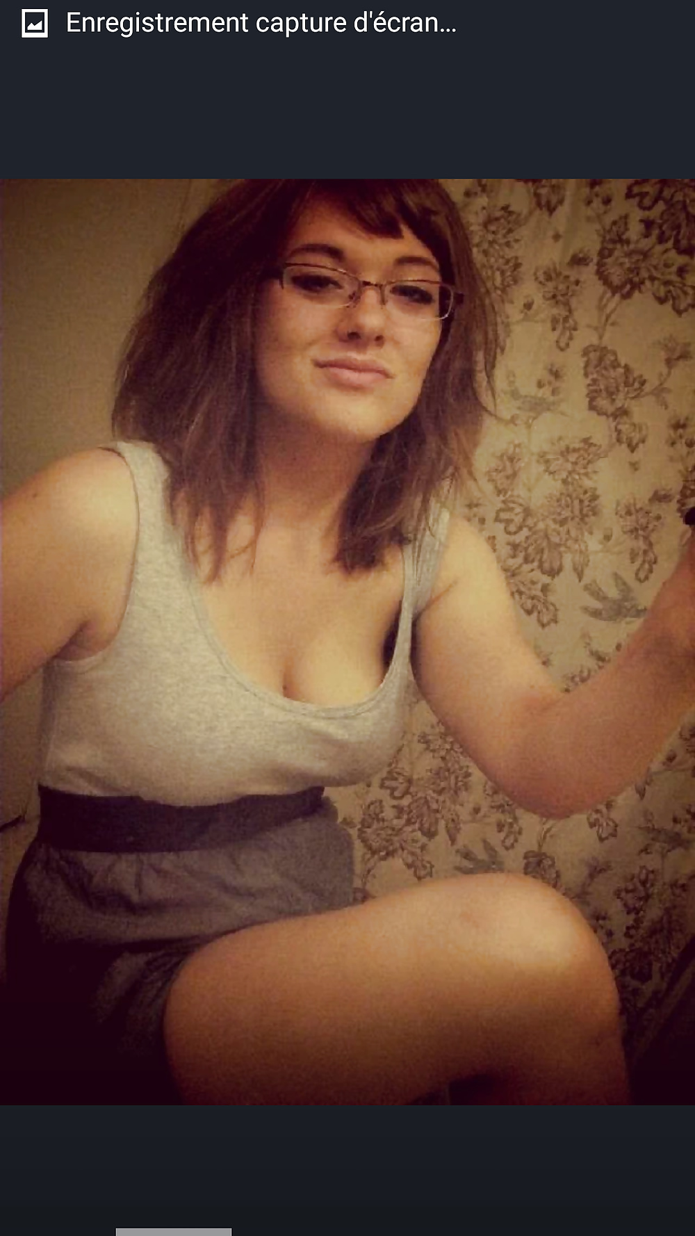 Belle nana aux beaux seins veut un homme inépuisable pour se faire baiser discrètement